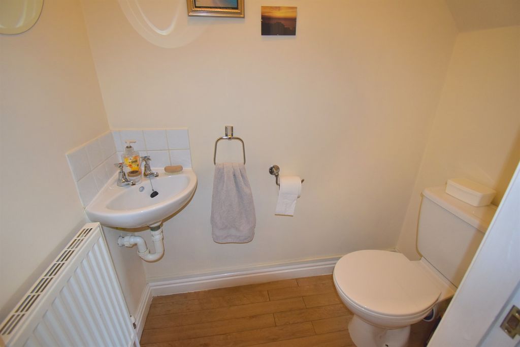 Property photo 3 of 11 Cloaks/WC