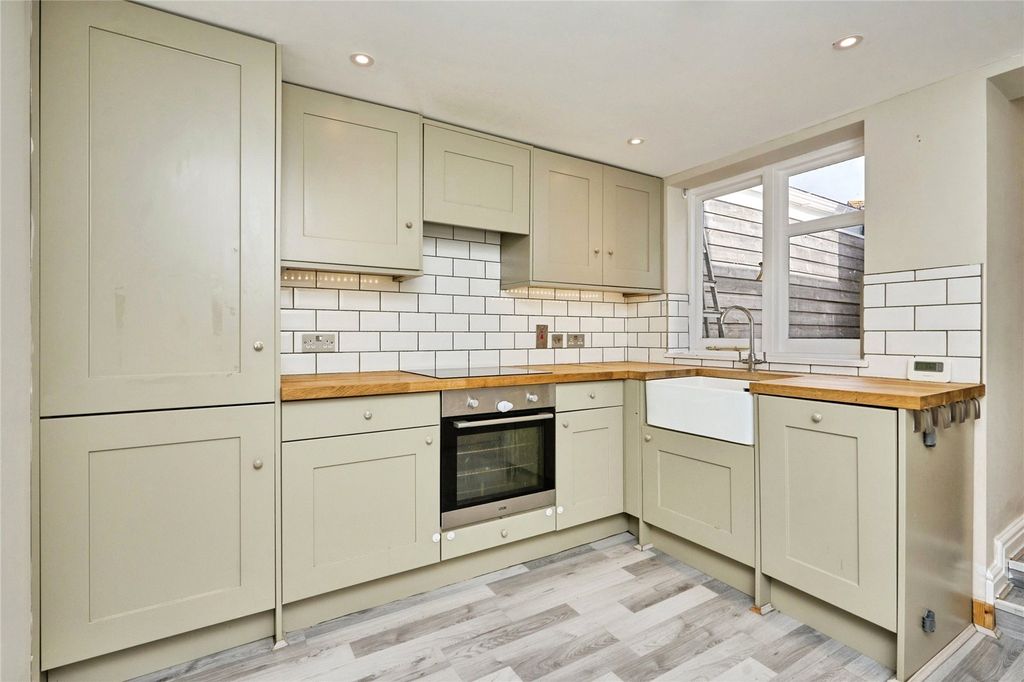 Property photo 1 of 11 Kitchen