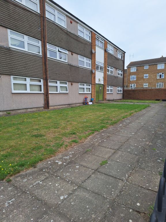 Property photo 1 of 14 2 Bed Flat To Rent Waleys Close, Luton Lu3