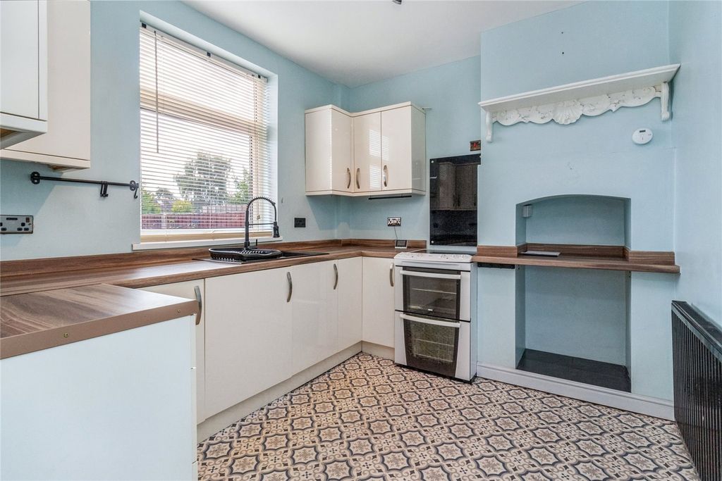 Property photo 2 of 11 Kitchen