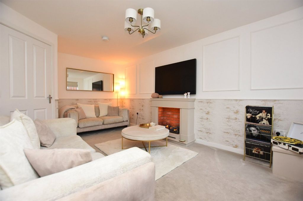 Property photo 2 of 14 Lounge