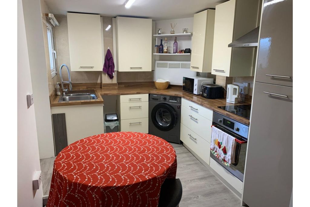 Property photo 1 of 19 Kitchen/Breakfast