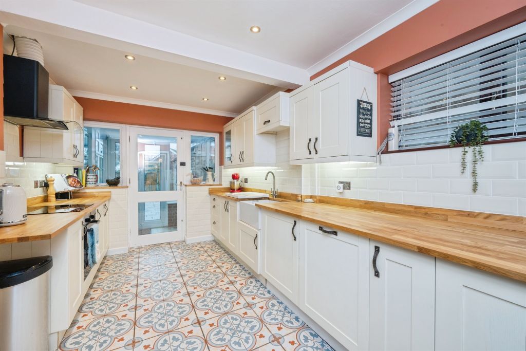 Property photo 3 of 16 Kitchen