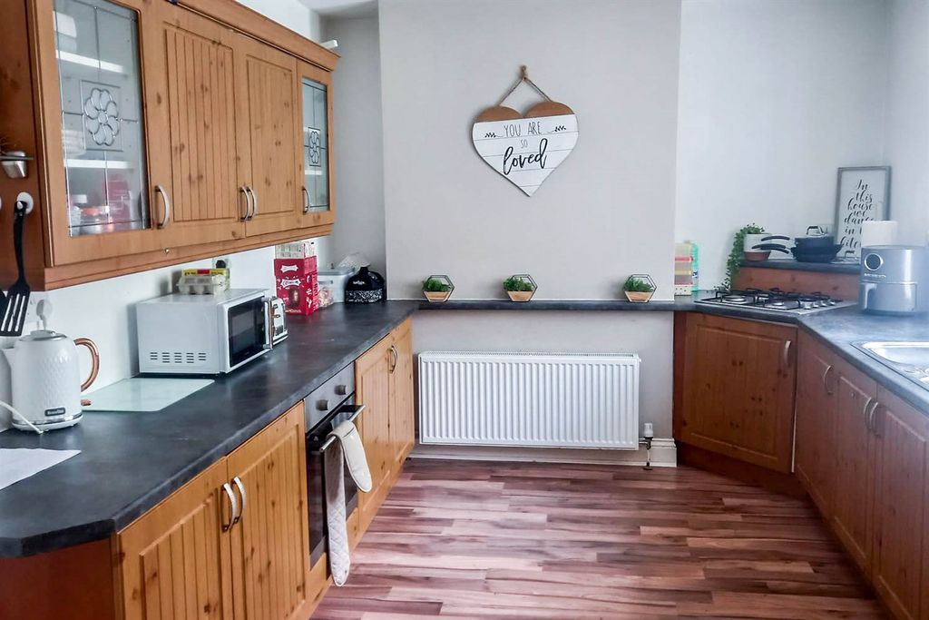 Property photo 2 of 9 Kitchen