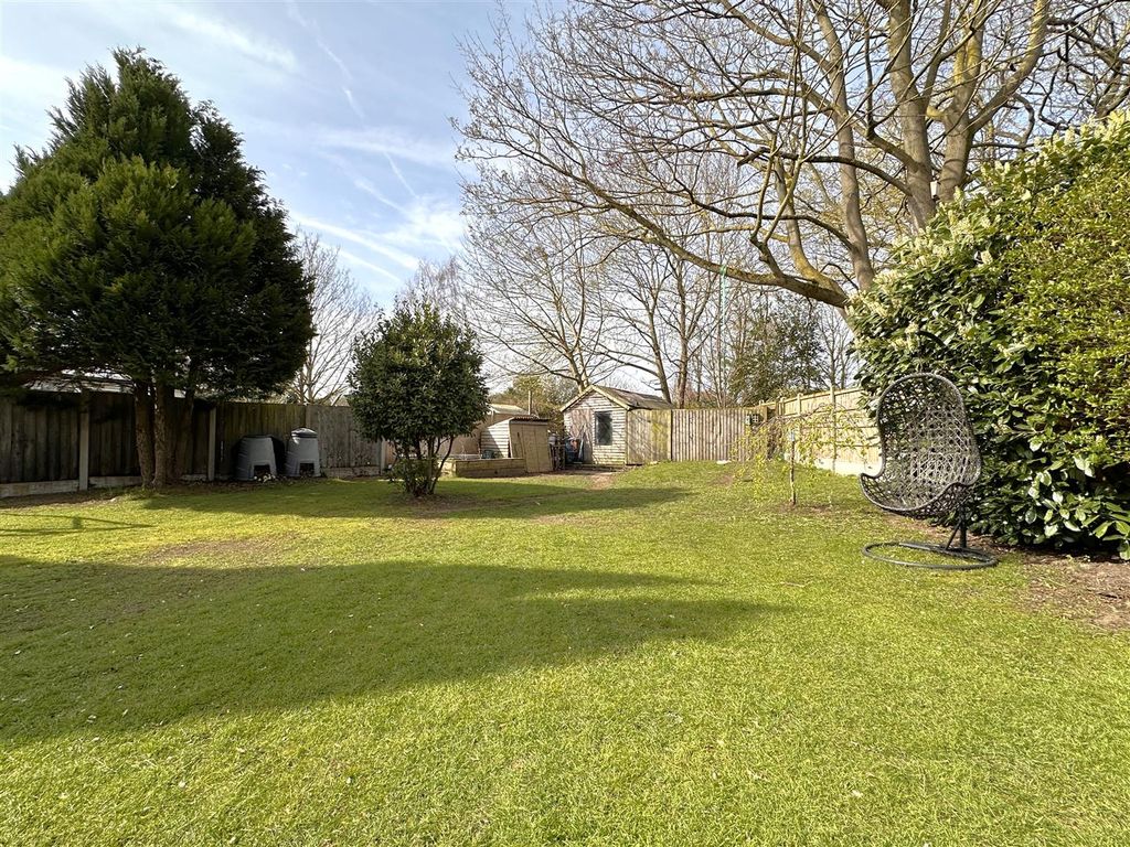 Property photo 3 of 22 Generous &amp; Private Garden 697