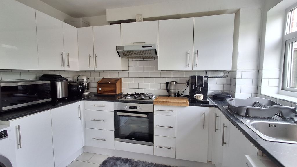 Property photo 2 of 12 Kitchen