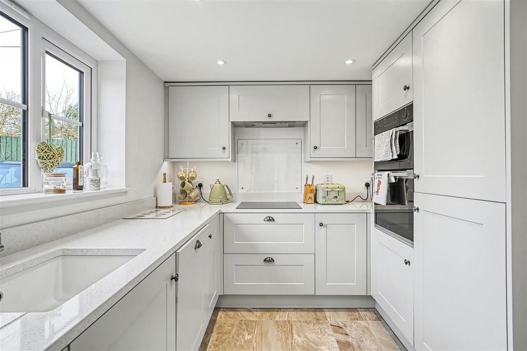 Property photo 2 of 9 Kitchen