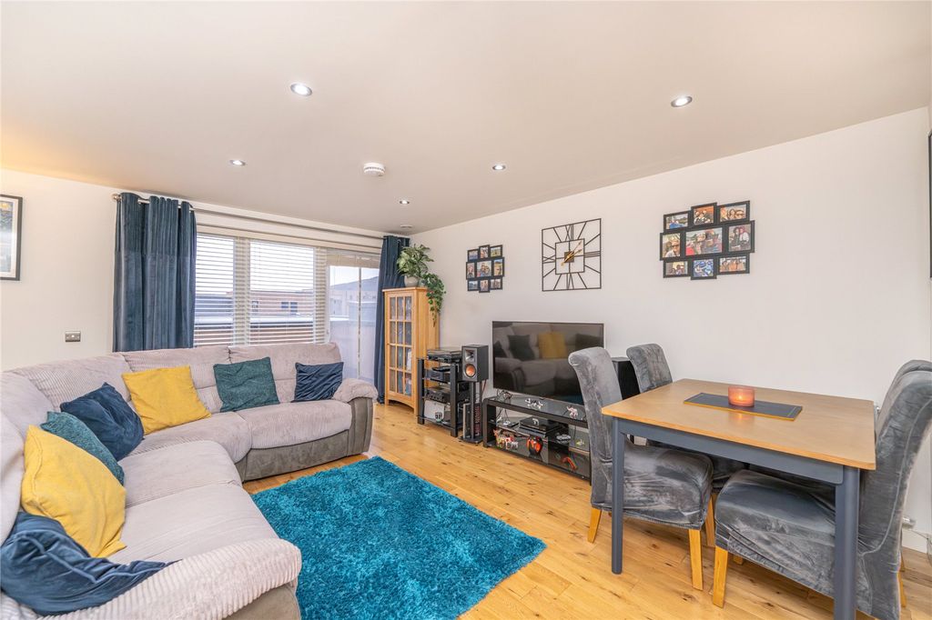 Property photo 3 of 18 Lounge Alt