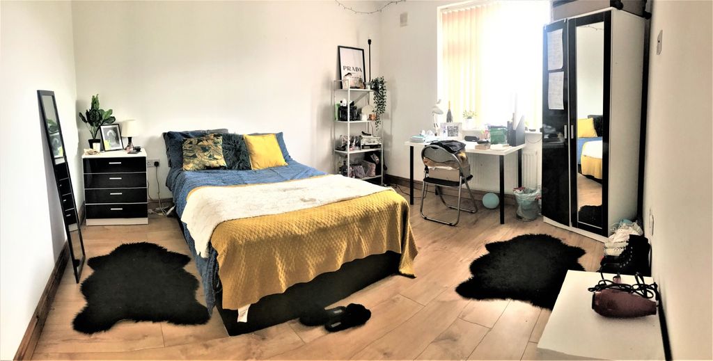Property photo 1 of 15 Bright And Inviting Double Bedroom Featuring A Com...