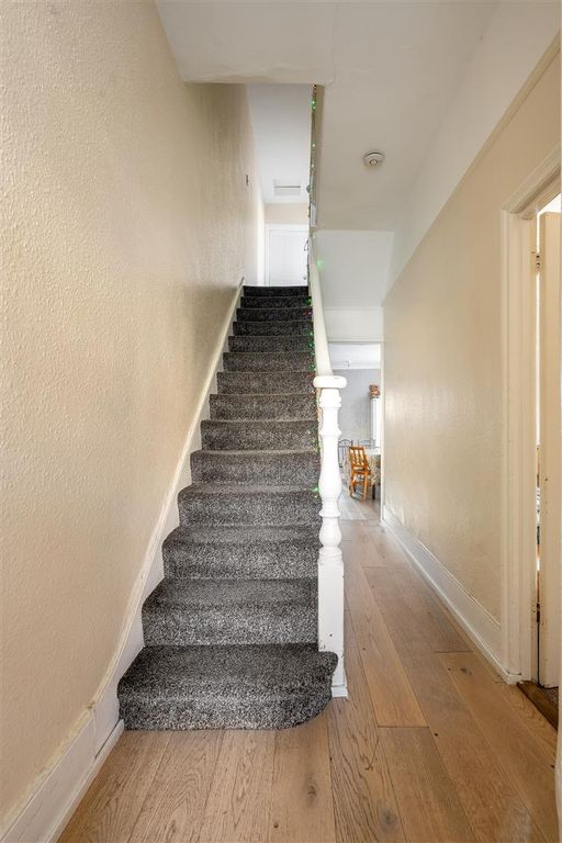 Property photo 2 of 19 Leslie Road, E11