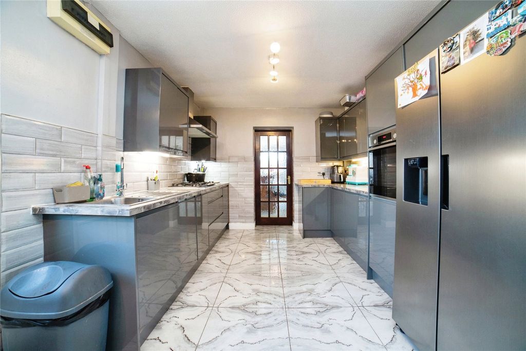 Property photo 3 of 25 Kitchen