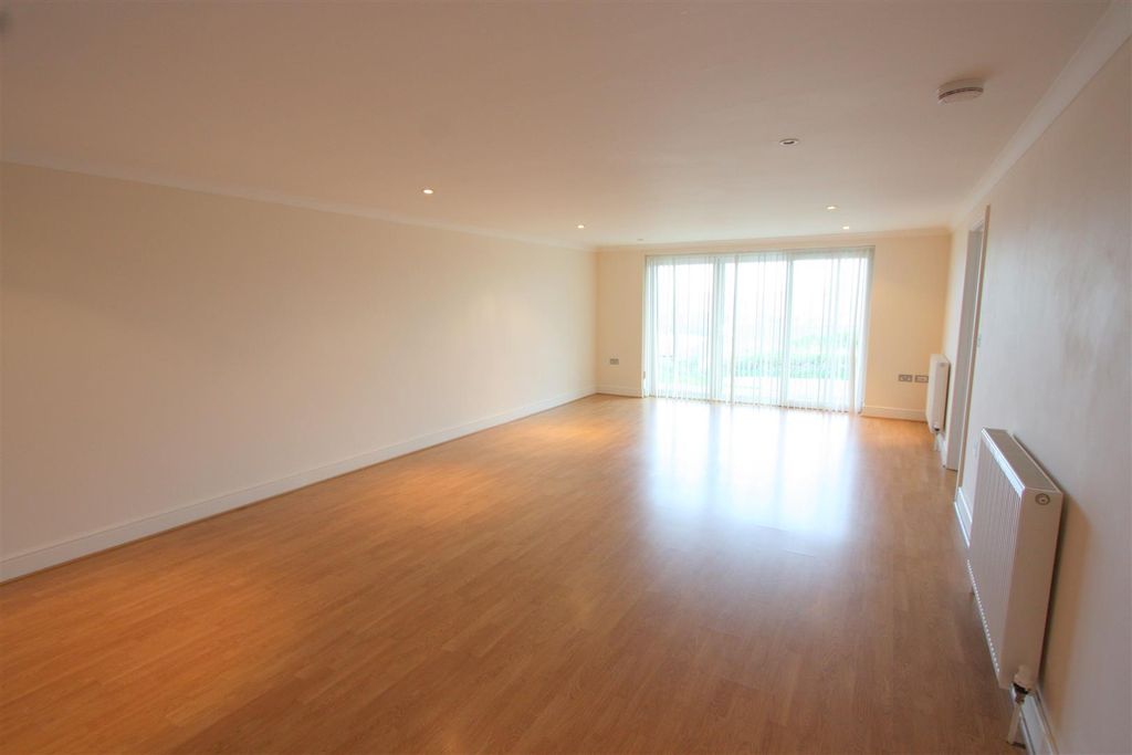 Property photo 2 of 10 5 Longshore Apartments Lounge