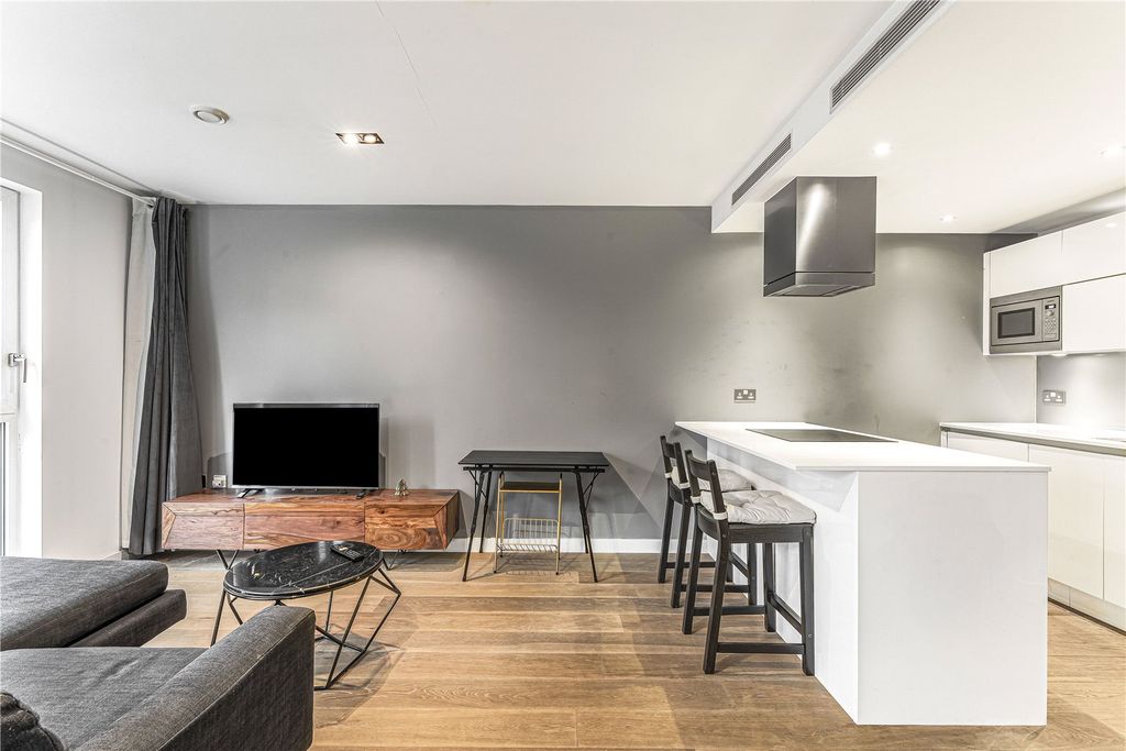 Property photo 2 of 17 Reception/Kitchen