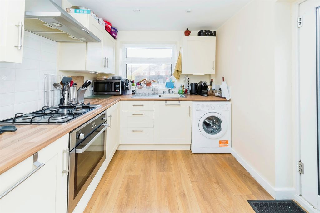 Property photo 3 of 9 Kitchen