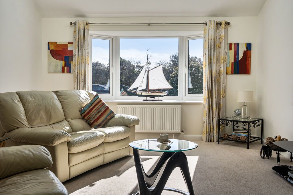 Property photo 3 of 20 Lounge