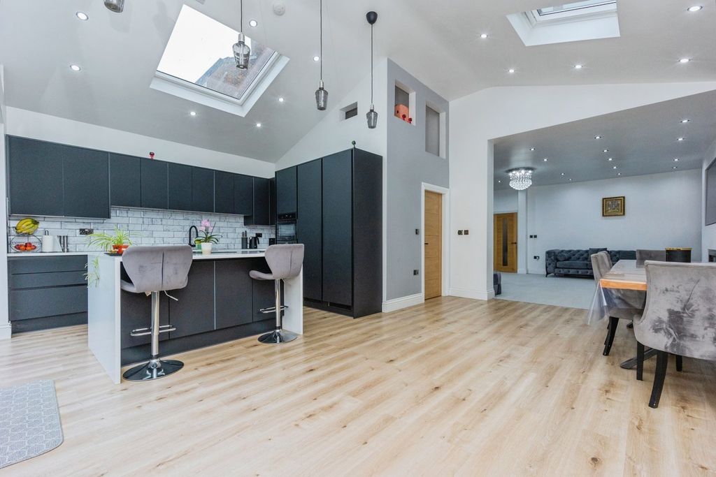 Property photo 3 of 27