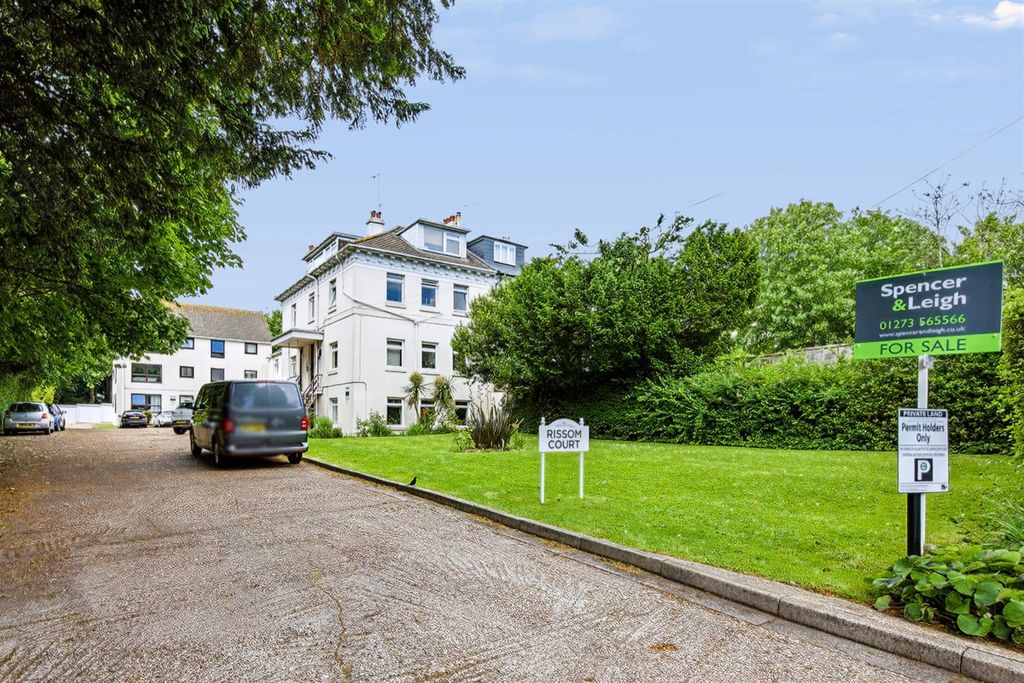 Property photo 1 of 12 Communal Gardens