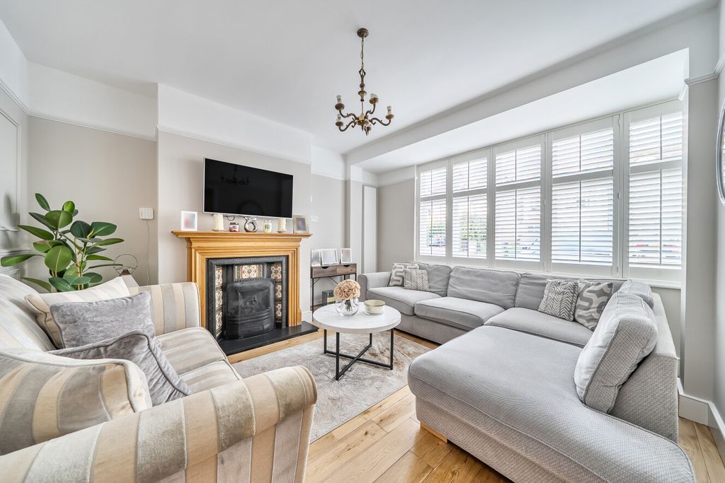 Property photo 2 of 18 1396205-10-695E74...