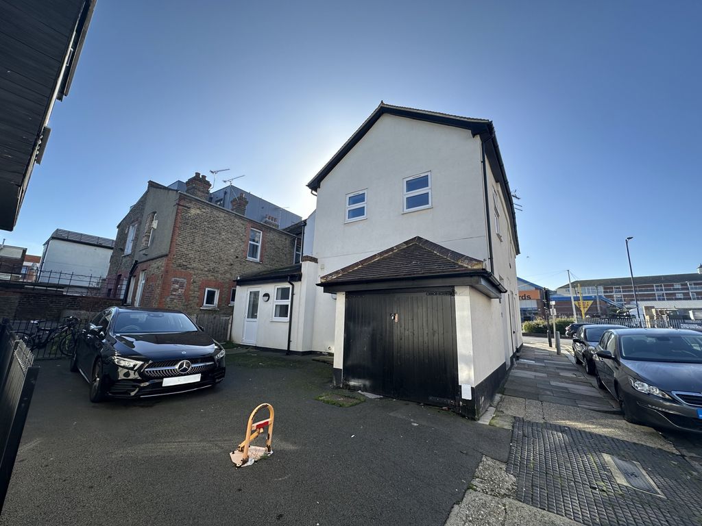 Property photo 2 of 11 External