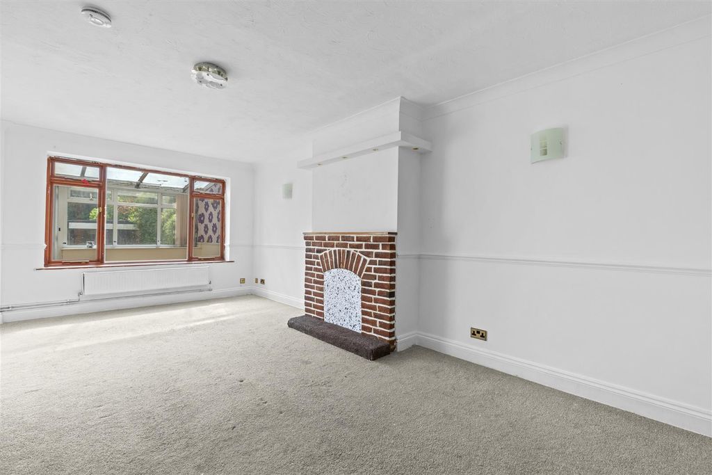 Property photo 3 of 15 Mayhew Crescent-10.Jpg