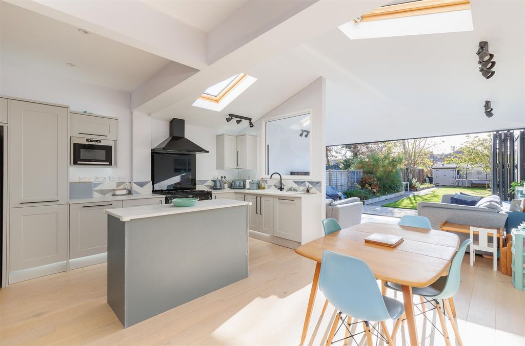 Property photo 2 of 25