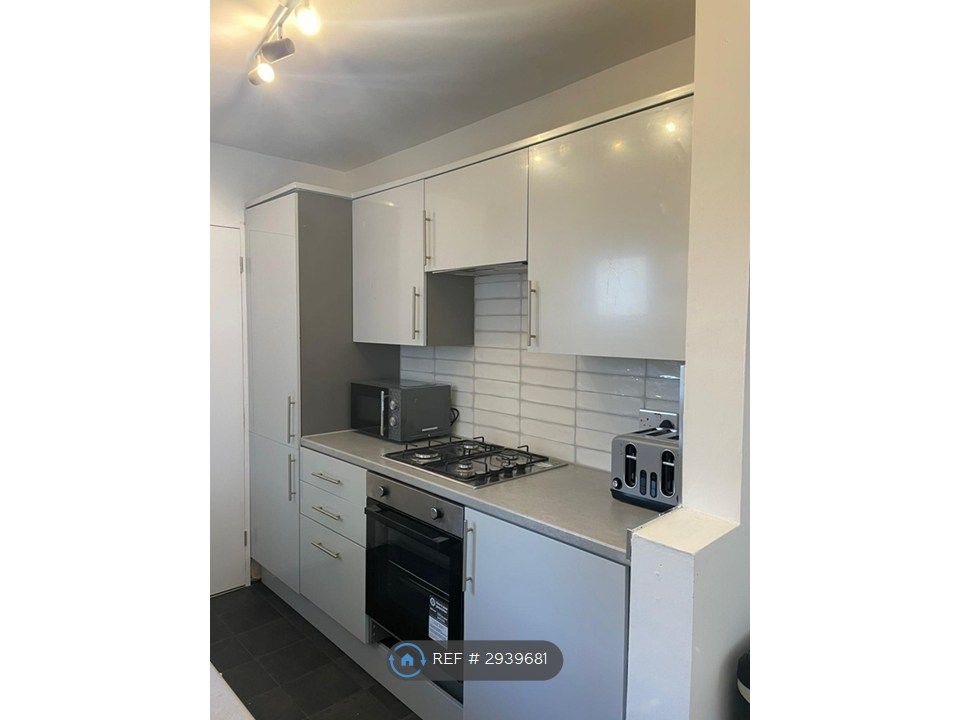 Property photo 3 of 11 Kitchen