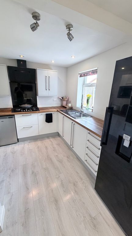 Property photo 2 of 10 Kitchen