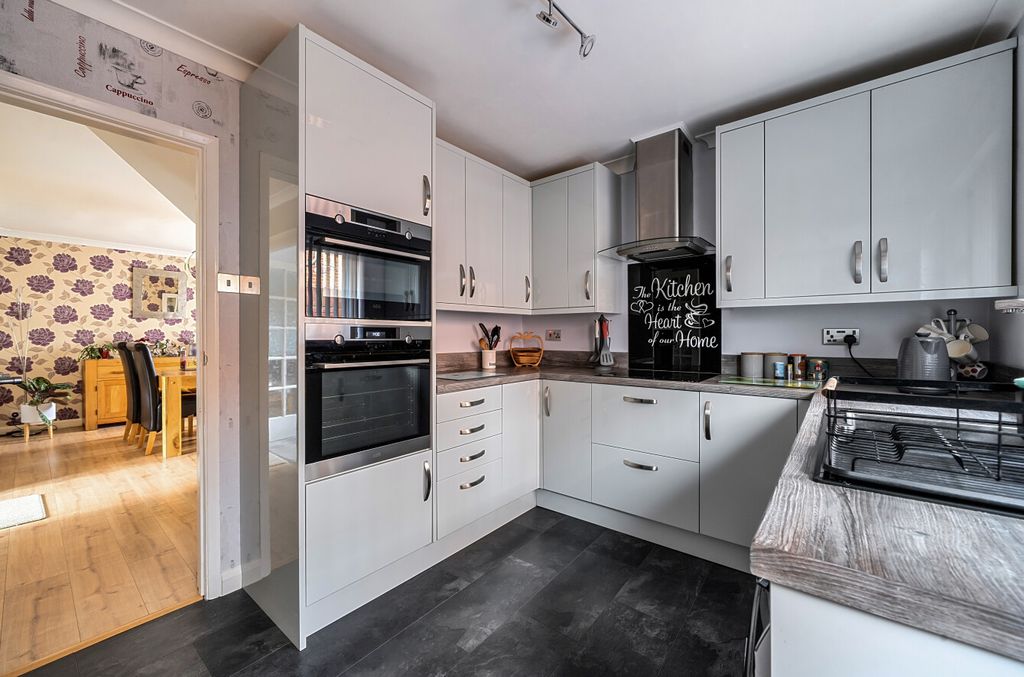 Property photo 2 of 25 1380396-22-691c8d...