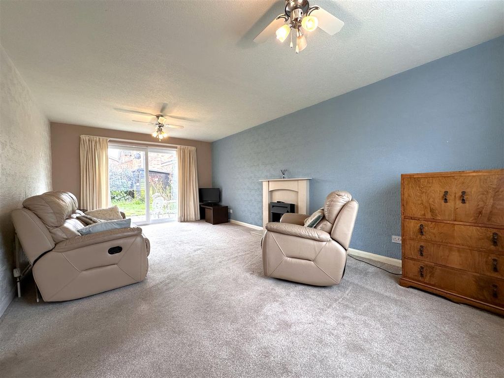 Property photo 2 of 21 Generous Living Room 270