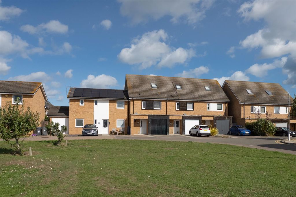 Property photo 1 of 17 Olympia Way, Whitstable