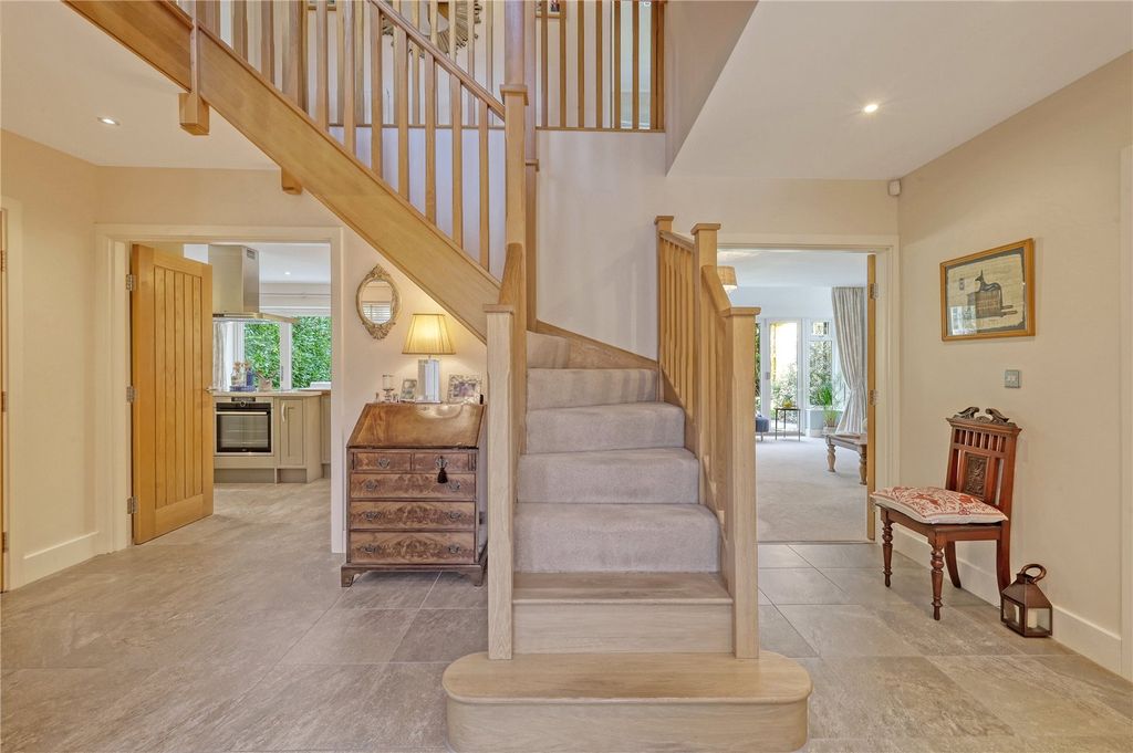 Property photo 2 of 20 Entrance Hall