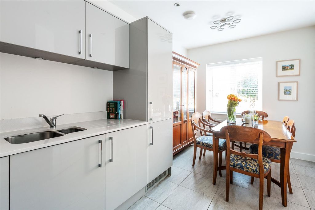 Property photo 2 of 14 21-Hartfield-Road-11.Jpg
