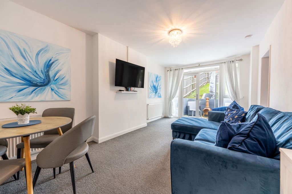 Property photo 2 of 27