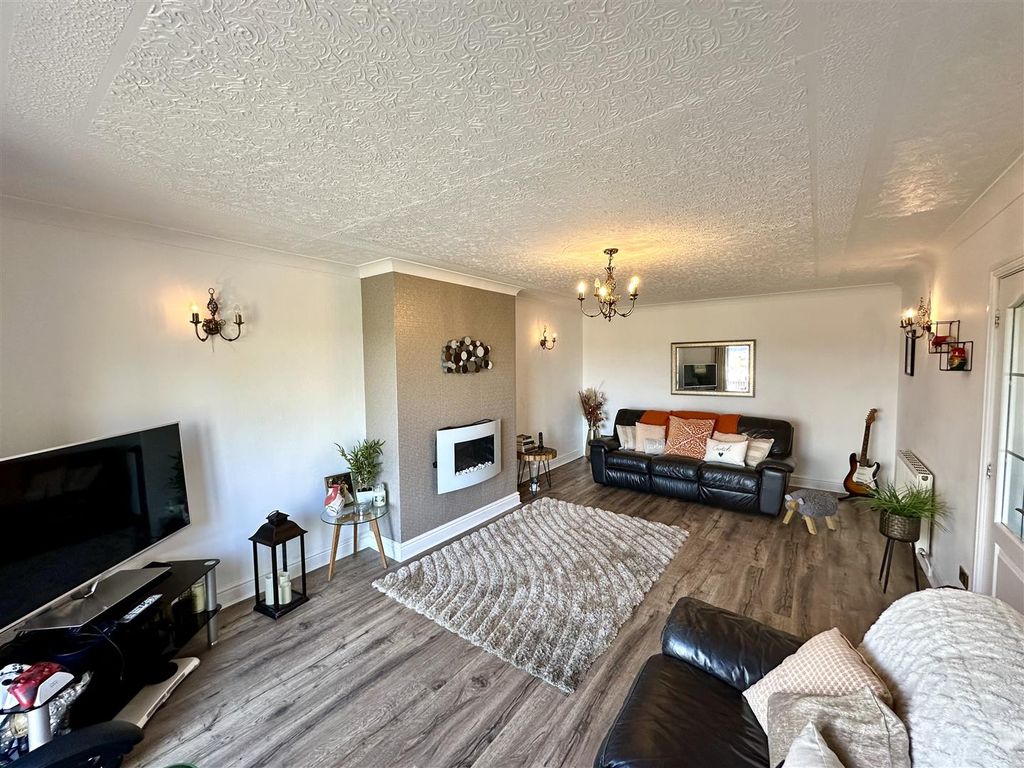 Property photo 2 of 31 Living Room