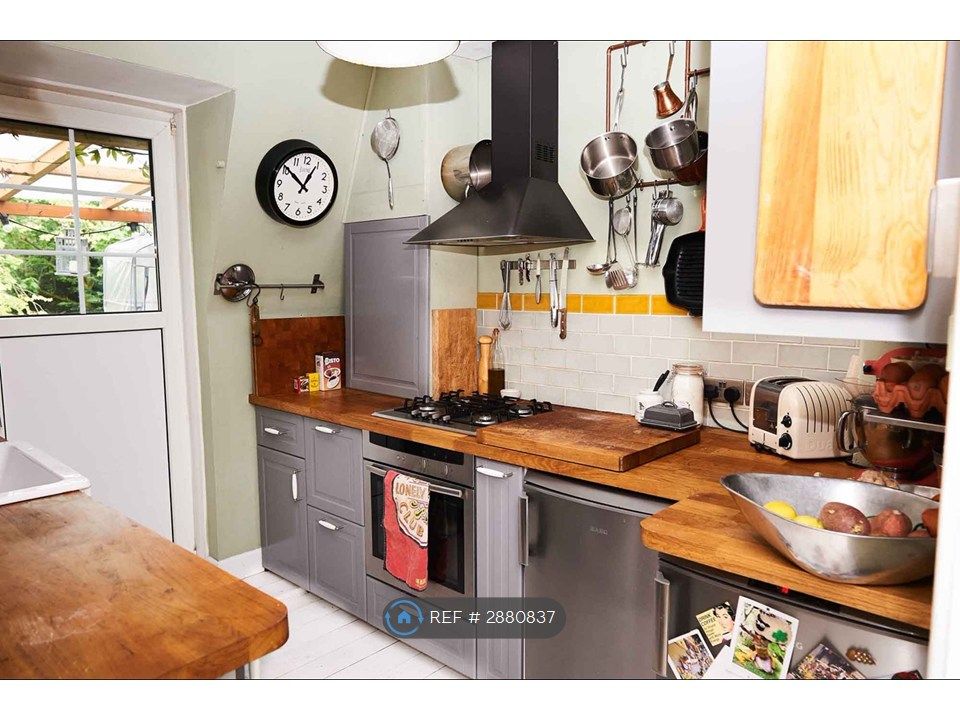 Property photo 1 of 10 Kitchen