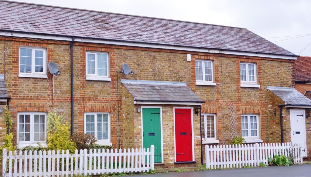 Property photo 1 of 9 2 Bed Cottage To Rent Cores End Road, Bourne End Sl8 5Hl