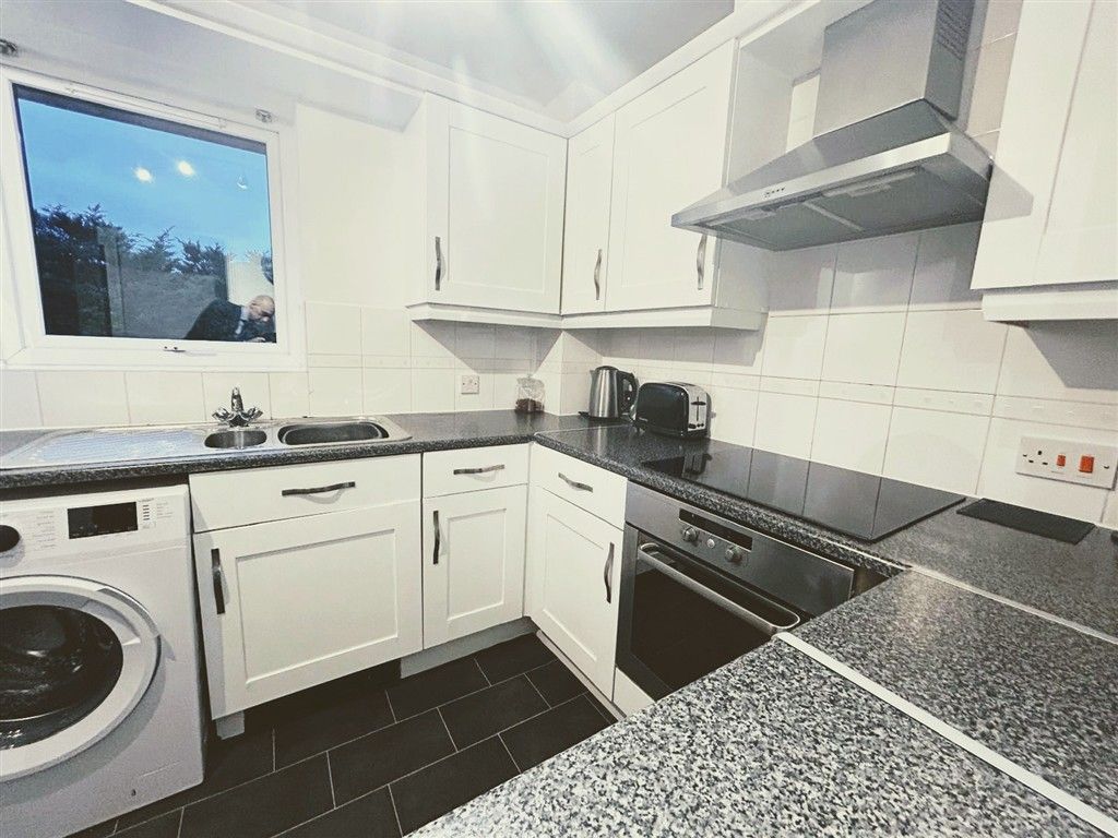 Property photo 3 of 9 Kitchen