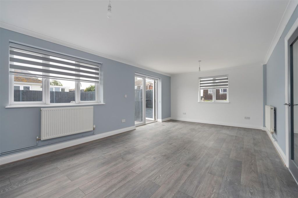 Property photo 3 of 22 Faversham Road, Seasalter, Whitstable