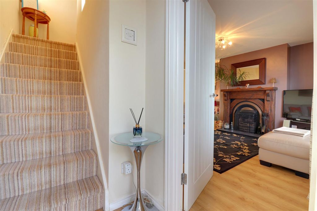 Property photo 3 of 26 Entrance Hall