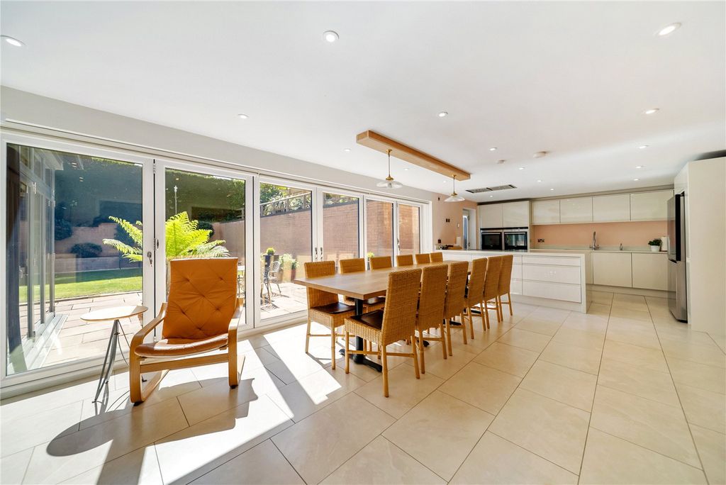 Property photo 3 of 24 Dining Kicthen