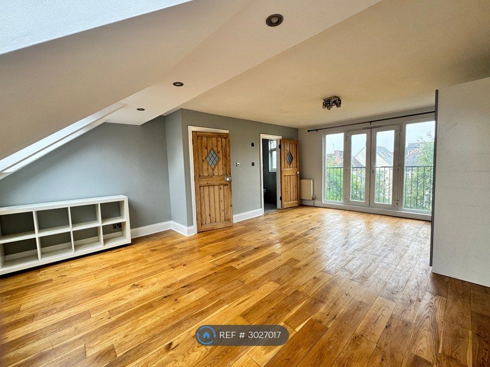 Property photo 1 of 34 Loft Room