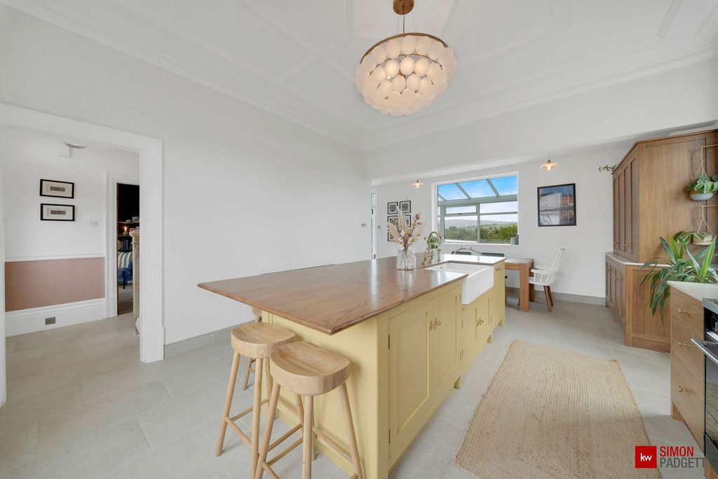 Property photo 1 of 36