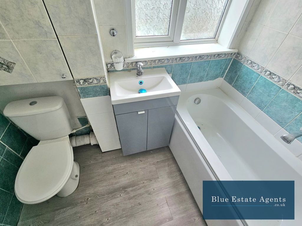 Property photo 3 of 21 Family Bathroom Suite