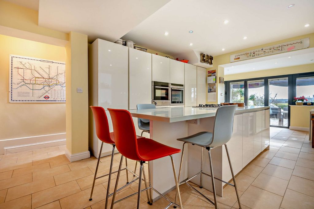 Property photo 2 of 16 Kitchen/Breakfast