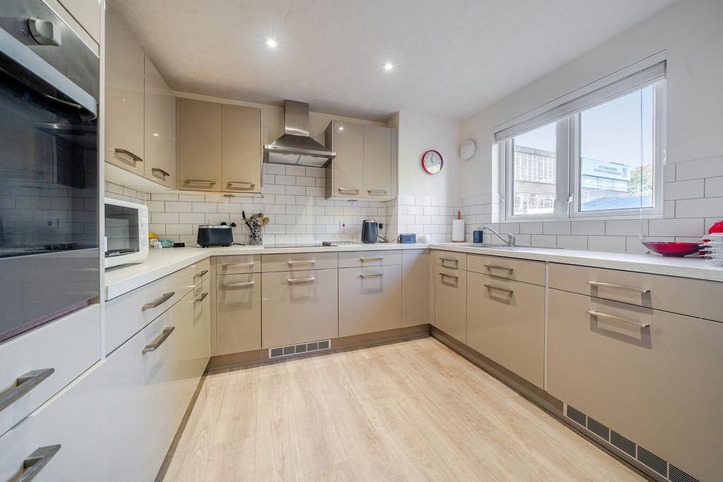 Property photo 2 of 15 1540054-1-6Ae32Cb...