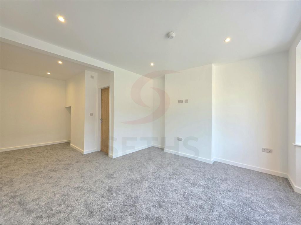 Property photo 2 of 14 Lounge/Dining Area