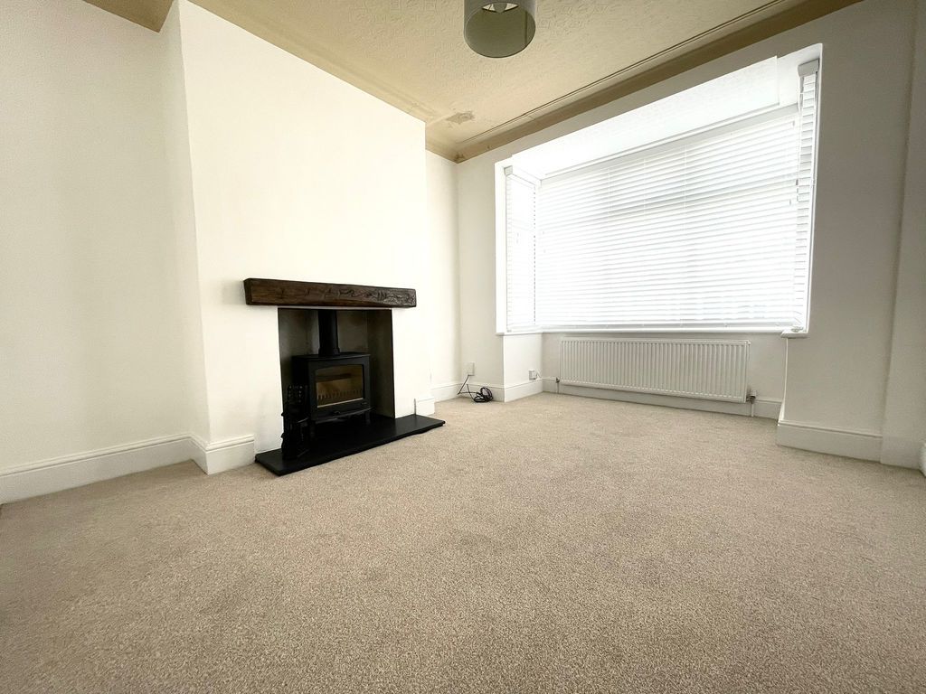 Property photo 3 of 10 Living Room