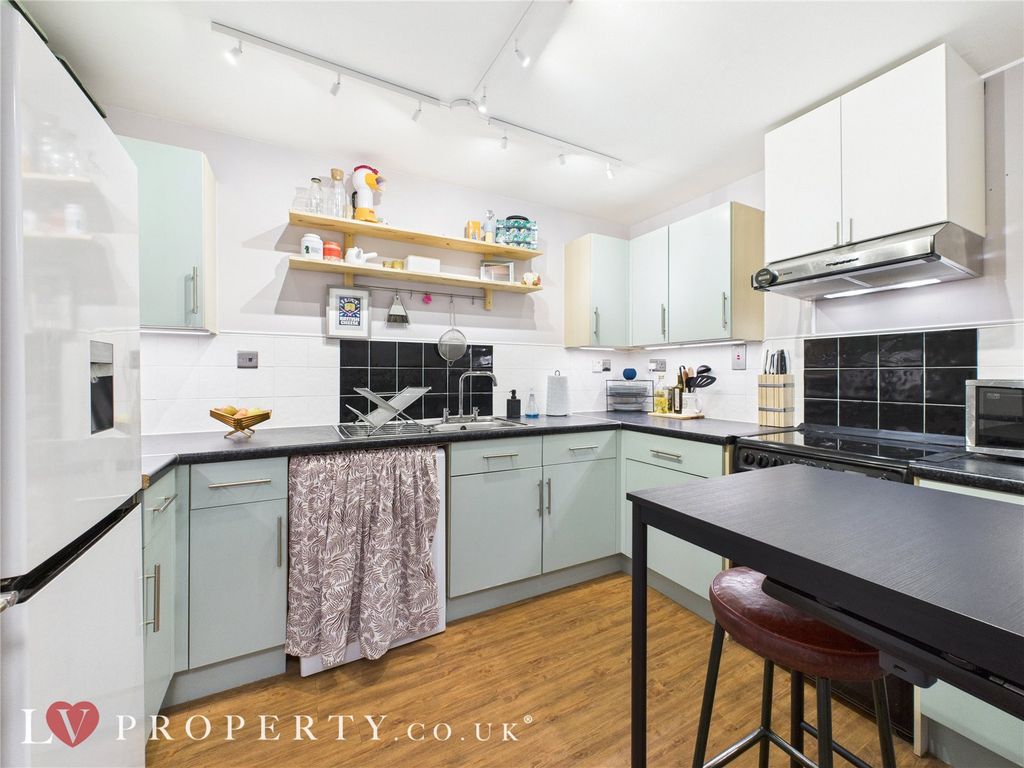 Property photo 2 of 18 Picture No. 01