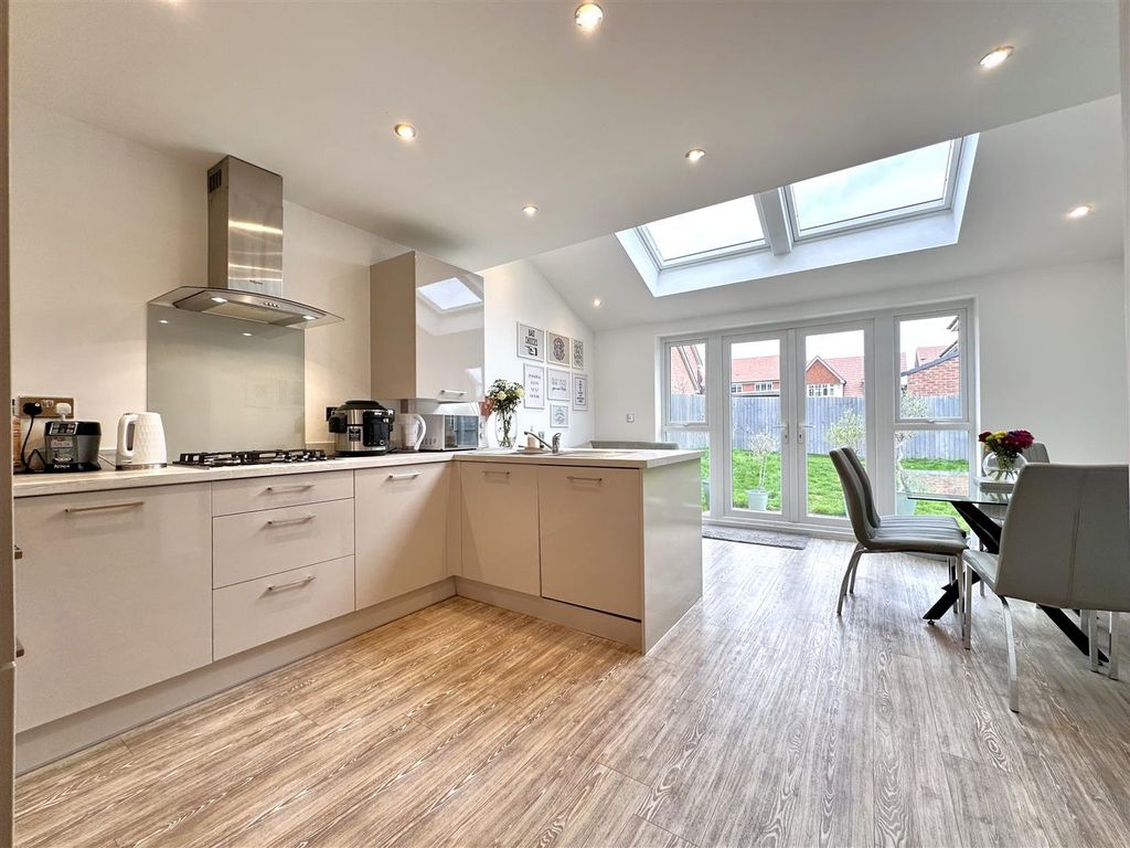 Property photo 2 of 19 Open-Plan Living/Dining Kitchen 772
