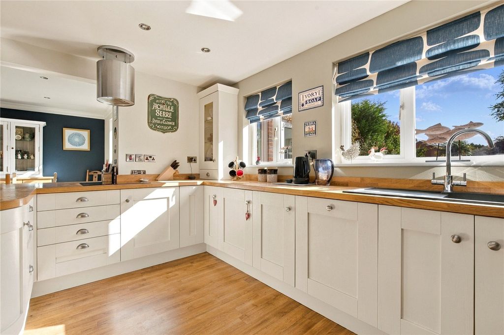 Property photo 2 of 34 Picture No. 32